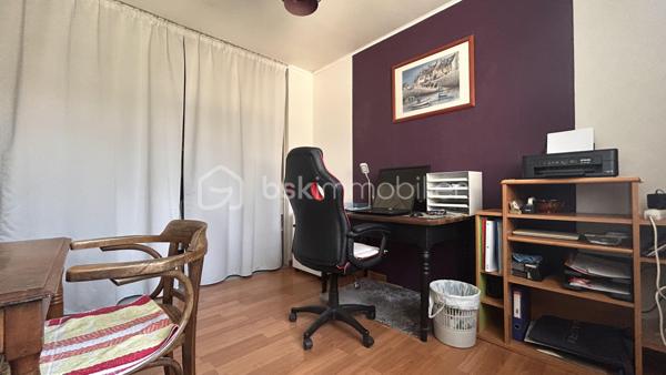 Venez la découvrir sans tarder avec Patricia Acquaviva !

Située rue Lucien-Sampaix à Échirolles, à seulement 3 minutes à pied du centre-ville, découvrez cette agréable maison mitoyenne des deux côtés, d'une superficie de 95 m², construite en 1972, offrant un cadre de vie idéal pour une famille. Traversante et bénéficiant d'une exposition Est-Ouest, elle profite d'une belle luminosité tout au long de la journée. Implantée sur une parcelle de 143 m², elle dispose d'un agréable jardin privatif de 95 m².

Dès l'entrée, vous serez séduits par un sas entièrement fermé par une baie vitrée, idéal pour créer un espace de rangement fonctionnel. Le couloir dessert un WC, l'accès direct au garage ainsi qu'une agréable pièce de vie avec cuisine ouverte, conviviale et lumineuse. La cuisine donne accès à une petite terrasse située à l'avant de la maison, idéale pour profiter d'un café le matin, tandis que le séjour s'ouvre directement sur le jardin privatif de 95 m², parfait pour partager des repas en extérieur ou se détendre en famille. Au fond du garage, une cave offre un espace de stockage supplémentaire.

À l'étage, l'espace nuit se compose de quatre chambres confortables de 10 à 12 m², d'une salle d'eau baignée de lumière naturelle grâce à son puits de lumière, d'un WC indépendant ainsi que d'un espace dressing/cellier particulièrement pratique pour le rangement.

Pour votre confort, cette maison est équipée d'une chaudière individuelle au gaz remplacée en 2019, d'une porte de garage automatisée et ne nécessite aucun travaux : vous n'aurez plus qu'à poser vos valises. Les charges de copropriété sont faibles, d'environ 236 € par an, et la taxe foncière s'élève à 2 290 €.

Vous apprécierez également sa situation privilégiée, à proximité immédiate des commerces, des écoles, des transports en commun et de toutes les commodités, tout en profitant d'un environnement agréable et pratique au quotidien.
Une maison fonctionnelle, lumineuse et parfaitement entretenue, idéale pour accueillir une famille. Une visite s'impose !