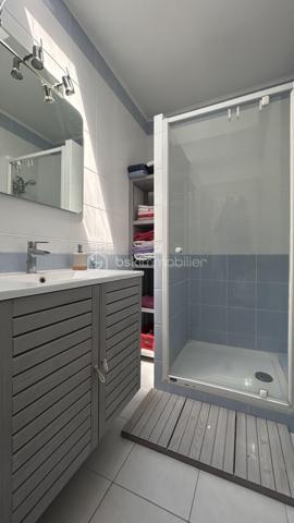 Venez la découvrir sans tarder avec Patricia Acquaviva !

Située rue Lucien-Sampaix à Échirolles, à seulement 3 minutes à pied du centre-ville, découvrez cette agréable maison mitoyenne des deux côtés, d'une superficie de 95 m², construite en 1972, offrant un cadre de vie idéal pour une famille. Traversante et bénéficiant d'une exposition Est-Ouest, elle profite d'une belle luminosité tout au long de la journée. Implantée sur une parcelle de 143 m², elle dispose d'un agréable jardin privatif de 95 m².

Dès l'entrée, vous serez séduits par un sas entièrement fermé par une baie vitrée, idéal pour créer un espace de rangement fonctionnel. Le couloir dessert un WC, l'accès direct au garage ainsi qu'une agréable pièce de vie avec cuisine ouverte, conviviale et lumineuse. La cuisine donne accès à une petite terrasse située à l'avant de la maison, idéale pour profiter d'un café le matin, tandis que le séjour s'ouvre directement sur le jardin privatif de 95 m², parfait pour partager des repas en extérieur ou se détendre en famille. Au fond du garage, une cave offre un espace de stockage supplémentaire.

À l'étage, l'espace nuit se compose de quatre chambres confortables de 10 à 12 m², d'une salle d'eau baignée de lumière naturelle grâce à son puits de lumière, d'un WC indépendant ainsi que d'un espace dressing/cellier particulièrement pratique pour le rangement.

Pour votre confort, cette maison est équipée d'une chaudière individuelle au gaz remplacée en 2019, d'une porte de garage automatisée et ne nécessite aucun travaux : vous n'aurez plus qu'à poser vos valises. Les charges de copropriété sont faibles, d'environ 236 € par an, et la taxe foncière s'élève à 2 290 €.

Vous apprécierez également sa situation privilégiée, à proximité immédiate des commerces, des écoles, des transports en commun et de toutes les commodités, tout en profitant d'un environnement agréable et pratique au quotidien.
Une maison fonctionnelle, lumineuse et parfaitement entretenue, idéale pour accueillir une famille. Une visite s'impose !