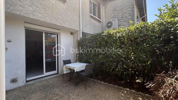 Venez la découvrir sans tarder avec Patricia Acquaviva !

Située rue Lucien-Sampaix à Échirolles, à seulement 3 minutes à pied du centre-ville, découvrez cette agréable maison mitoyenne des deux côtés, d'une superficie de 95 m², construite en 1972, offrant un cadre de vie idéal pour une famille. Traversante et bénéficiant d'une exposition Est-Ouest, elle profite d'une belle luminosité tout au long de la journée. Implantée sur une parcelle de 143 m², elle dispose d'un agréable jardin privatif de 95 m².

Dès l'entrée, vous serez séduits par un sas entièrement fermé par une baie vitrée, idéal pour créer un espace de rangement fonctionnel. Le couloir dessert un WC, l'accès direct au garage ainsi qu'une agréable pièce de vie avec cuisine ouverte, conviviale et lumineuse. La cuisine donne accès à une petite terrasse située à l'avant de la maison, idéale pour profiter d'un café le matin, tandis que le séjour s'ouvre directement sur le jardin privatif de 95 m², parfait pour partager des repas en extérieur ou se détendre en famille. Au fond du garage, une cave offre un espace de stockage supplémentaire.

À l'étage, l'espace nuit se compose de quatre chambres confortables de 10 à 12 m², d'une salle d'eau baignée de lumière naturelle grâce à son puits de lumière, d'un WC indépendant ainsi que d'un espace dressing/cellier particulièrement pratique pour le rangement.

Pour votre confort, cette maison est équipée d'une chaudière individuelle au gaz remplacée en 2019, d'une porte de garage automatisée et ne nécessite aucun travaux : vous n'aurez plus qu'à poser vos valises. Les charges de copropriété sont faibles, d'environ 236 € par an, et la taxe foncière s'élève à 2 290 €.

Vous apprécierez également sa situation privilégiée, à proximité immédiate des commerces, des écoles, des transports en commun et de toutes les commodités, tout en profitant d'un environnement agréable et pratique au quotidien.
Une maison fonctionnelle, lumineuse et parfaitement entretenue, idéale pour accueillir une famille. Une visite s'impose !
