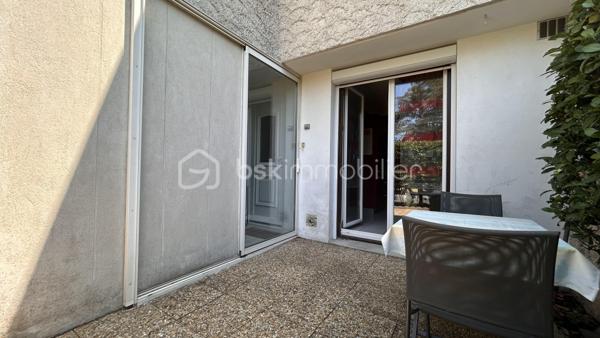 Venez la découvrir sans tarder avec Patricia Acquaviva !

Située rue Lucien-Sampaix à Échirolles, à seulement 3 minutes à pied du centre-ville, découvrez cette agréable maison mitoyenne des deux côtés, d'une superficie de 95 m², construite en 1972, offrant un cadre de vie idéal pour une famille. Traversante et bénéficiant d'une exposition Est-Ouest, elle profite d'une belle luminosité tout au long de la journée. Implantée sur une parcelle de 143 m², elle dispose d'un agréable jardin privatif de 95 m².

Dès l'entrée, vous serez séduits par un sas entièrement fermé par une baie vitrée, idéal pour créer un espace de rangement fonctionnel. Le couloir dessert un WC, l'accès direct au garage ainsi qu'une agréable pièce de vie avec cuisine ouverte, conviviale et lumineuse. La cuisine donne accès à une petite terrasse située à l'avant de la maison, idéale pour profiter d'un café le matin, tandis que le séjour s'ouvre directement sur le jardin privatif de 95 m², parfait pour partager des repas en extérieur ou se détendre en famille. Au fond du garage, une cave offre un espace de stockage supplémentaire.

À l'étage, l'espace nuit se compose de quatre chambres confortables de 10 à 12 m², d'une salle d'eau baignée de lumière naturelle grâce à son puits de lumière, d'un WC indépendant ainsi que d'un espace dressing/cellier particulièrement pratique pour le rangement.

Pour votre confort, cette maison est équipée d'une chaudière individuelle au gaz remplacée en 2019, d'une porte de garage automatisée et ne nécessite aucun travaux : vous n'aurez plus qu'à poser vos valises. Les charges de copropriété sont faibles, d'environ 236 € par an, et la taxe foncière s'élève à 2 290 €.

Vous apprécierez également sa situation privilégiée, à proximité immédiate des commerces, des écoles, des transports en commun et de toutes les commodités, tout en profitant d'un environnement agréable et pratique au quotidien.
Une maison fonctionnelle, lumineuse et parfaitement entretenue, idéale pour accueillir une famille. Une visite s'impose !