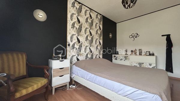 Venez la découvrir sans tarder avec Patricia Acquaviva !

Située rue Lucien-Sampaix à Échirolles, à seulement 3 minutes à pied du centre-ville, découvrez cette agréable maison mitoyenne des deux côtés, d'une superficie de 95 m², construite en 1972, offrant un cadre de vie idéal pour une famille. Traversante et bénéficiant d'une exposition Est-Ouest, elle profite d'une belle luminosité tout au long de la journée. Implantée sur une parcelle de 143 m², elle dispose d'un agréable jardin privatif de 95 m².

Dès l'entrée, vous serez séduits par un sas entièrement fermé par une baie vitrée, idéal pour créer un espace de rangement fonctionnel. Le couloir dessert un WC, l'accès direct au garage ainsi qu'une agréable pièce de vie avec cuisine ouverte, conviviale et lumineuse. La cuisine donne accès à une petite terrasse située à l'avant de la maison, idéale pour profiter d'un café le matin, tandis que le séjour s'ouvre directement sur le jardin privatif de 95 m², parfait pour partager des repas en extérieur ou se détendre en famille. Au fond du garage, une cave offre un espace de stockage supplémentaire.

À l'étage, l'espace nuit se compose de quatre chambres confortables de 10 à 12 m², d'une salle d'eau baignée de lumière naturelle grâce à son puits de lumière, d'un WC indépendant ainsi que d'un espace dressing/cellier particulièrement pratique pour le rangement.

Pour votre confort, cette maison est équipée d'une chaudière individuelle au gaz remplacée en 2019, d'une porte de garage automatisée et ne nécessite aucun travaux : vous n'aurez plus qu'à poser vos valises. Les charges de copropriété sont faibles, d'environ 236 € par an, et la taxe foncière s'élève à 2 290 €.

Vous apprécierez également sa situation privilégiée, à proximité immédiate des commerces, des écoles, des transports en commun et de toutes les commodités, tout en profitant d'un environnement agréable et pratique au quotidien.
Une maison fonctionnelle, lumineuse et parfaitement entretenue, idéale pour accueillir une famille. Une visite s'impose !