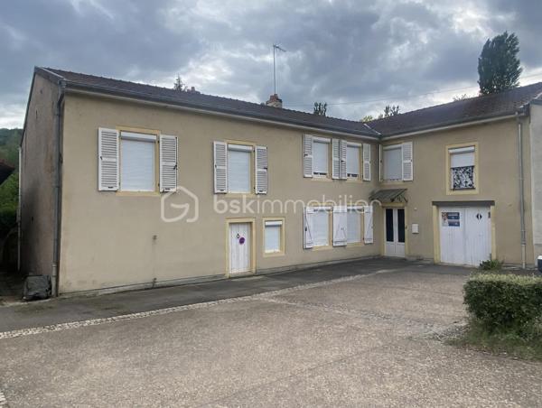 « Certaines maisons se visitent. Celle-ci se vit. »

Au cœur d'un village paisible idéalement situé entre Metz et Nancy, découvrez cette magnifique demeure de caractère offrant 362 m² habitables et plus de 500 m² de surface totale, implantée sur un terrain clos et arboré de 1 526 m².

Dès les premiers instants, le charme de l'ancien opère.
Authentique et lumineuse, cette propriété séduit par ses volumes généreux, son cachet préservé et son environnement exceptionnel.

À l'abri des regards, profitez d'un superbe espace extérieur conçu pour la détente : vaste terrasse, piscine, pool house et jardin entièrement clôturé composent un véritable cocon de sérénité où règnent calme et intimité.

La maison offre de très belles prestations avec :

* 10 pièces aux volumes remarquables
* 6 chambres spacieuses
* 3 salles de bain
* 4 toilettes
* Une grande cuisine avec espace repas
* Une entrée majestueuse
* Une buanderie
* Une cave voûtée pleine de charme
* Un grenier aménagé avec encore de belles possibilités d'aménagement
* Un garage

Chaque pièce bénéficie d'une belle luminosité naturelle et d'une atmosphère chaleureuse, faisant de cette demeure un lieu de vie aussi confortable qu'élégant.

Son emplacement privilégié permet de conjuguer parfaitement vie professionnelle et qualité de vie. 

À proximité immédiate de l'autoroute A31, de la gare Lorraine TGV et de l'axe TER Nancy-Luxembourg, vous rejoignez facilement les grands pôles urbains tout en profitant du calme de la campagne au quotidien.

Cette propriété rare s'adresse aux amoureux de belles demeures, de nature et d'authenticité, à la recherche d'un cadre de vie unique où espace, confort et caractère se rencontrent harmonieusement.

Une visite suffit pour tomber sous son charme.

Contactez-nous dès maintenant pour découvrir ce bien d'exception avant qu'il ne soit trop tard.