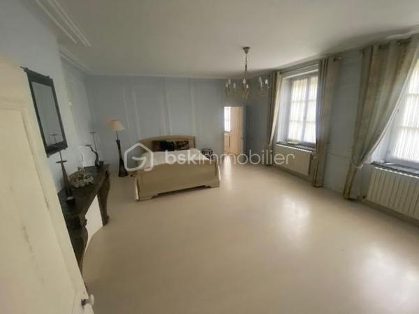 « Certaines maisons se visitent. Celle-ci se vit. »

Au cœur d'un village paisible idéalement situé entre Metz et Nancy, découvrez cette magnifique demeure de caractère offrant 362 m² habitables et plus de 500 m² de surface totale, implantée sur un terrain clos et arboré de 1 526 m².

Dès les premiers instants, le charme de l'ancien opère.
Authentique et lumineuse, cette propriété séduit par ses volumes généreux, son cachet préservé et son environnement exceptionnel.

À l'abri des regards, profitez d'un superbe espace extérieur conçu pour la détente : vaste terrasse, piscine, pool house et jardin entièrement clôturé composent un véritable cocon de sérénité où règnent calme et intimité.

La maison offre de très belles prestations avec :

* 10 pièces aux volumes remarquables
* 6 chambres spacieuses
* 3 salles de bain
* 4 toilettes
* Une grande cuisine avec espace repas
* Une entrée majestueuse
* Une buanderie
* Une cave voûtée pleine de charme
* Un grenier aménagé avec encore de belles possibilités d'aménagement
* Un garage

Chaque pièce bénéficie d'une belle luminosité naturelle et d'une atmosphère chaleureuse, faisant de cette demeure un lieu de vie aussi confortable qu'élégant.

Son emplacement privilégié permet de conjuguer parfaitement vie professionnelle et qualité de vie. 

À proximité immédiate de l'autoroute A31, de la gare Lorraine TGV et de l'axe TER Nancy-Luxembourg, vous rejoignez facilement les grands pôles urbains tout en profitant du calme de la campagne au quotidien.

Cette propriété rare s'adresse aux amoureux de belles demeures, de nature et d'authenticité, à la recherche d'un cadre de vie unique où espace, confort et caractère se rencontrent harmonieusement.

Une visite suffit pour tomber sous son charme.

Contactez-nous dès maintenant pour découvrir ce bien d'exception avant qu'il ne soit trop tard.