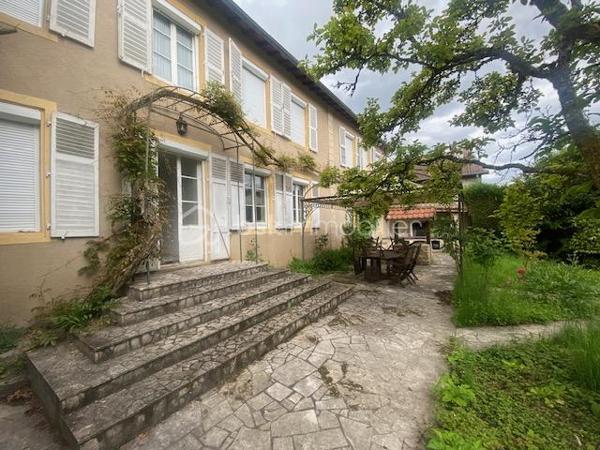 « Certaines maisons se visitent. Celle-ci se vit. »

Au cœur d'un village paisible idéalement situé entre Metz et Nancy, découvrez cette magnifique demeure de caractère offrant 362 m² habitables et plus de 500 m² de surface totale, implantée sur un terrain clos et arboré de 1 526 m².

Dès les premiers instants, le charme de l'ancien opère.
Authentique et lumineuse, cette propriété séduit par ses volumes généreux, son cachet préservé et son environnement exceptionnel.

À l'abri des regards, profitez d'un superbe espace extérieur conçu pour la détente : vaste terrasse, piscine, pool house et jardin entièrement clôturé composent un véritable cocon de sérénité où règnent calme et intimité.

La maison offre de très belles prestations avec :

* 10 pièces aux volumes remarquables
* 6 chambres spacieuses
* 3 salles de bain
* 4 toilettes
* Une grande cuisine avec espace repas
* Une entrée majestueuse
* Une buanderie
* Une cave voûtée pleine de charme
* Un grenier aménagé avec encore de belles possibilités d'aménagement
* Un garage

Chaque pièce bénéficie d'une belle luminosité naturelle et d'une atmosphère chaleureuse, faisant de cette demeure un lieu de vie aussi confortable qu'élégant.

Son emplacement privilégié permet de conjuguer parfaitement vie professionnelle et qualité de vie. 

À proximité immédiate de l'autoroute A31, de la gare Lorraine TGV et de l'axe TER Nancy-Luxembourg, vous rejoignez facilement les grands pôles urbains tout en profitant du calme de la campagne au quotidien.

Cette propriété rare s'adresse aux amoureux de belles demeures, de nature et d'authenticité, à la recherche d'un cadre de vie unique où espace, confort et caractère se rencontrent harmonieusement.

Une visite suffit pour tomber sous son charme.

Contactez-nous dès maintenant pour découvrir ce bien d'exception avant qu'il ne soit trop tard.