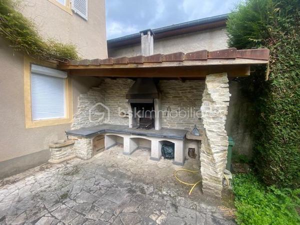 « Certaines maisons se visitent. Celle-ci se vit. »

Au cœur d'un village paisible idéalement situé entre Metz et Nancy, découvrez cette magnifique demeure de caractère offrant 362 m² habitables et plus de 500 m² de surface totale, implantée sur un terrain clos et arboré de 1 526 m².

Dès les premiers instants, le charme de l'ancien opère.
Authentique et lumineuse, cette propriété séduit par ses volumes généreux, son cachet préservé et son environnement exceptionnel.

À l'abri des regards, profitez d'un superbe espace extérieur conçu pour la détente : vaste terrasse, piscine, pool house et jardin entièrement clôturé composent un véritable cocon de sérénité où règnent calme et intimité.

La maison offre de très belles prestations avec :

* 10 pièces aux volumes remarquables
* 6 chambres spacieuses
* 3 salles de bain
* 4 toilettes
* Une grande cuisine avec espace repas
* Une entrée majestueuse
* Une buanderie
* Une cave voûtée pleine de charme
* Un grenier aménagé avec encore de belles possibilités d'aménagement
* Un garage

Chaque pièce bénéficie d'une belle luminosité naturelle et d'une atmosphère chaleureuse, faisant de cette demeure un lieu de vie aussi confortable qu'élégant.

Son emplacement privilégié permet de conjuguer parfaitement vie professionnelle et qualité de vie. 

À proximité immédiate de l'autoroute A31, de la gare Lorraine TGV et de l'axe TER Nancy-Luxembourg, vous rejoignez facilement les grands pôles urbains tout en profitant du calme de la campagne au quotidien.

Cette propriété rare s'adresse aux amoureux de belles demeures, de nature et d'authenticité, à la recherche d'un cadre de vie unique où espace, confort et caractère se rencontrent harmonieusement.

Une visite suffit pour tomber sous son charme.

Contactez-nous dès maintenant pour découvrir ce bien d'exception avant qu'il ne soit trop tard.