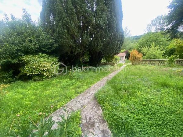« Certaines maisons se visitent. Celle-ci se vit. »

Au cœur d'un village paisible idéalement situé entre Metz et Nancy, découvrez cette magnifique demeure de caractère offrant 362 m² habitables et plus de 500 m² de surface totale, implantée sur un terrain clos et arboré de 1 526 m².

Dès les premiers instants, le charme de l'ancien opère.
Authentique et lumineuse, cette propriété séduit par ses volumes généreux, son cachet préservé et son environnement exceptionnel.

À l'abri des regards, profitez d'un superbe espace extérieur conçu pour la détente : vaste terrasse, piscine, pool house et jardin entièrement clôturé composent un véritable cocon de sérénité où règnent calme et intimité.

La maison offre de très belles prestations avec :

* 10 pièces aux volumes remarquables
* 6 chambres spacieuses
* 3 salles de bain
* 4 toilettes
* Une grande cuisine avec espace repas
* Une entrée majestueuse
* Une buanderie
* Une cave voûtée pleine de charme
* Un grenier aménagé avec encore de belles possibilités d'aménagement
* Un garage

Chaque pièce bénéficie d'une belle luminosité naturelle et d'une atmosphère chaleureuse, faisant de cette demeure un lieu de vie aussi confortable qu'élégant.

Son emplacement privilégié permet de conjuguer parfaitement vie professionnelle et qualité de vie. 

À proximité immédiate de l'autoroute A31, de la gare Lorraine TGV et de l'axe TER Nancy-Luxembourg, vous rejoignez facilement les grands pôles urbains tout en profitant du calme de la campagne au quotidien.

Cette propriété rare s'adresse aux amoureux de belles demeures, de nature et d'authenticité, à la recherche d'un cadre de vie unique où espace, confort et caractère se rencontrent harmonieusement.

Une visite suffit pour tomber sous son charme.

Contactez-nous dès maintenant pour découvrir ce bien d'exception avant qu'il ne soit trop tard.