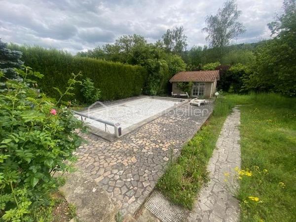 « Certaines maisons se visitent. Celle-ci se vit. »

Au cœur d'un village paisible idéalement situé entre Metz et Nancy, découvrez cette magnifique demeure de caractère offrant 362 m² habitables et plus de 500 m² de surface totale, implantée sur un terrain clos et arboré de 1 526 m².

Dès les premiers instants, le charme de l'ancien opère.
Authentique et lumineuse, cette propriété séduit par ses volumes généreux, son cachet préservé et son environnement exceptionnel.

À l'abri des regards, profitez d'un superbe espace extérieur conçu pour la détente : vaste terrasse, piscine, pool house et jardin entièrement clôturé composent un véritable cocon de sérénité où règnent calme et intimité.

La maison offre de très belles prestations avec :

* 10 pièces aux volumes remarquables
* 6 chambres spacieuses
* 3 salles de bain
* 4 toilettes
* Une grande cuisine avec espace repas
* Une entrée majestueuse
* Une buanderie
* Une cave voûtée pleine de charme
* Un grenier aménagé avec encore de belles possibilités d'aménagement
* Un garage

Chaque pièce bénéficie d'une belle luminosité naturelle et d'une atmosphère chaleureuse, faisant de cette demeure un lieu de vie aussi confortable qu'élégant.

Son emplacement privilégié permet de conjuguer parfaitement vie professionnelle et qualité de vie. 

À proximité immédiate de l'autoroute A31, de la gare Lorraine TGV et de l'axe TER Nancy-Luxembourg, vous rejoignez facilement les grands pôles urbains tout en profitant du calme de la campagne au quotidien.

Cette propriété rare s'adresse aux amoureux de belles demeures, de nature et d'authenticité, à la recherche d'un cadre de vie unique où espace, confort et caractère se rencontrent harmonieusement.

Une visite suffit pour tomber sous son charme.

Contactez-nous dès maintenant pour découvrir ce bien d'exception avant qu'il ne soit trop tard.