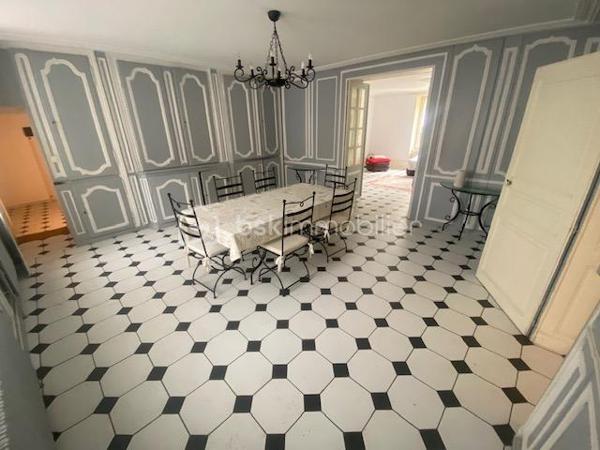 « Certaines maisons se visitent. Celle-ci se vit. »

Au cœur d'un village paisible idéalement situé entre Metz et Nancy, découvrez cette magnifique demeure de caractère offrant 362 m² habitables et plus de 500 m² de surface totale, implantée sur un terrain clos et arboré de 1 526 m².

Dès les premiers instants, le charme de l'ancien opère.
Authentique et lumineuse, cette propriété séduit par ses volumes généreux, son cachet préservé et son environnement exceptionnel.

À l'abri des regards, profitez d'un superbe espace extérieur conçu pour la détente : vaste terrasse, piscine, pool house et jardin entièrement clôturé composent un véritable cocon de sérénité où règnent calme et intimité.

La maison offre de très belles prestations avec :

* 10 pièces aux volumes remarquables
* 6 chambres spacieuses
* 3 salles de bain
* 4 toilettes
* Une grande cuisine avec espace repas
* Une entrée majestueuse
* Une buanderie
* Une cave voûtée pleine de charme
* Un grenier aménagé avec encore de belles possibilités d'aménagement
* Un garage

Chaque pièce bénéficie d'une belle luminosité naturelle et d'une atmosphère chaleureuse, faisant de cette demeure un lieu de vie aussi confortable qu'élégant.

Son emplacement privilégié permet de conjuguer parfaitement vie professionnelle et qualité de vie. 

À proximité immédiate de l'autoroute A31, de la gare Lorraine TGV et de l'axe TER Nancy-Luxembourg, vous rejoignez facilement les grands pôles urbains tout en profitant du calme de la campagne au quotidien.

Cette propriété rare s'adresse aux amoureux de belles demeures, de nature et d'authenticité, à la recherche d'un cadre de vie unique où espace, confort et caractère se rencontrent harmonieusement.

Une visite suffit pour tomber sous son charme.

Contactez-nous dès maintenant pour découvrir ce bien d'exception avant qu'il ne soit trop tard.