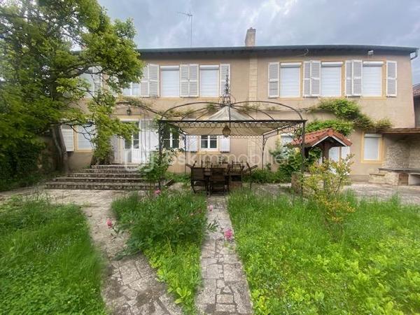 « Certaines maisons se visitent. Celle-ci se vit. »

Au cœur d'un village paisible idéalement situé entre Metz et Nancy, découvrez cette magnifique demeure de caractère offrant 362 m² habitables et plus de 500 m² de surface totale, implantée sur un terrain clos et arboré de 1 526 m².

Dès les premiers instants, le charme de l'ancien opère.
Authentique et lumineuse, cette propriété séduit par ses volumes généreux, son cachet préservé et son environnement exceptionnel.

À l'abri des regards, profitez d'un superbe espace extérieur conçu pour la détente : vaste terrasse, piscine, pool house et jardin entièrement clôturé composent un véritable cocon de sérénité où règnent calme et intimité.

La maison offre de très belles prestations avec :

* 10 pièces aux volumes remarquables
* 6 chambres spacieuses
* 3 salles de bain
* 4 toilettes
* Une grande cuisine avec espace repas
* Une entrée majestueuse
* Une buanderie
* Une cave voûtée pleine de charme
* Un grenier aménagé avec encore de belles possibilités d'aménagement
* Un garage

Chaque pièce bénéficie d'une belle luminosité naturelle et d'une atmosphère chaleureuse, faisant de cette demeure un lieu de vie aussi confortable qu'élégant.

Son emplacement privilégié permet de conjuguer parfaitement vie professionnelle et qualité de vie. 

À proximité immédiate de l'autoroute A31, de la gare Lorraine TGV et de l'axe TER Nancy-Luxembourg, vous rejoignez facilement les grands pôles urbains tout en profitant du calme de la campagne au quotidien.

Cette propriété rare s'adresse aux amoureux de belles demeures, de nature et d'authenticité, à la recherche d'un cadre de vie unique où espace, confort et caractère se rencontrent harmonieusement.

Une visite suffit pour tomber sous son charme.

Contactez-nous dès maintenant pour découvrir ce bien d'exception avant qu'il ne soit trop tard.