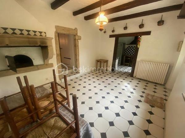 « Certaines maisons se visitent. Celle-ci se vit. »

Au cœur d'un village paisible idéalement situé entre Metz et Nancy, découvrez cette magnifique demeure de caractère offrant 362 m² habitables et plus de 500 m² de surface totale, implantée sur un terrain clos et arboré de 1 526 m².

Dès les premiers instants, le charme de l'ancien opère.
Authentique et lumineuse, cette propriété séduit par ses volumes généreux, son cachet préservé et son environnement exceptionnel.

À l'abri des regards, profitez d'un superbe espace extérieur conçu pour la détente : vaste terrasse, piscine, pool house et jardin entièrement clôturé composent un véritable cocon de sérénité où règnent calme et intimité.

La maison offre de très belles prestations avec :

* 10 pièces aux volumes remarquables
* 6 chambres spacieuses
* 3 salles de bain
* 4 toilettes
* Une grande cuisine avec espace repas
* Une entrée majestueuse
* Une buanderie
* Une cave voûtée pleine de charme
* Un grenier aménagé avec encore de belles possibilités d'aménagement
* Un garage

Chaque pièce bénéficie d'une belle luminosité naturelle et d'une atmosphère chaleureuse, faisant de cette demeure un lieu de vie aussi confortable qu'élégant.

Son emplacement privilégié permet de conjuguer parfaitement vie professionnelle et qualité de vie. 

À proximité immédiate de l'autoroute A31, de la gare Lorraine TGV et de l'axe TER Nancy-Luxembourg, vous rejoignez facilement les grands pôles urbains tout en profitant du calme de la campagne au quotidien.

Cette propriété rare s'adresse aux amoureux de belles demeures, de nature et d'authenticité, à la recherche d'un cadre de vie unique où espace, confort et caractère se rencontrent harmonieusement.

Une visite suffit pour tomber sous son charme.

Contactez-nous dès maintenant pour découvrir ce bien d'exception avant qu'il ne soit trop tard.