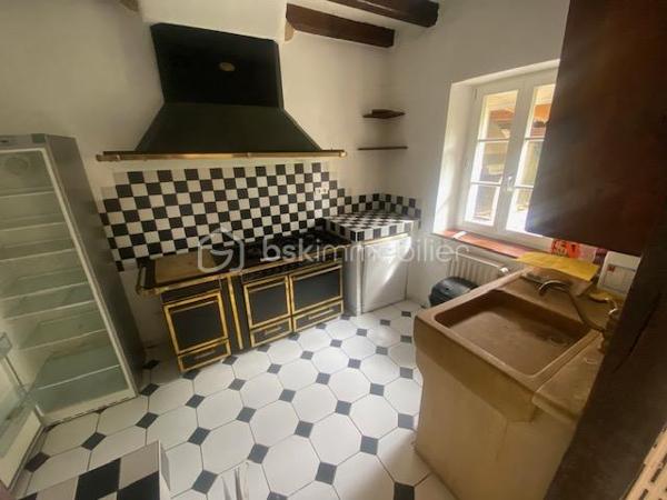 « Certaines maisons se visitent. Celle-ci se vit. »

Au cœur d'un village paisible idéalement situé entre Metz et Nancy, découvrez cette magnifique demeure de caractère offrant 362 m² habitables et plus de 500 m² de surface totale, implantée sur un terrain clos et arboré de 1 526 m².

Dès les premiers instants, le charme de l'ancien opère.
Authentique et lumineuse, cette propriété séduit par ses volumes généreux, son cachet préservé et son environnement exceptionnel.

À l'abri des regards, profitez d'un superbe espace extérieur conçu pour la détente : vaste terrasse, piscine, pool house et jardin entièrement clôturé composent un véritable cocon de sérénité où règnent calme et intimité.

La maison offre de très belles prestations avec :

* 10 pièces aux volumes remarquables
* 6 chambres spacieuses
* 3 salles de bain
* 4 toilettes
* Une grande cuisine avec espace repas
* Une entrée majestueuse
* Une buanderie
* Une cave voûtée pleine de charme
* Un grenier aménagé avec encore de belles possibilités d'aménagement
* Un garage

Chaque pièce bénéficie d'une belle luminosité naturelle et d'une atmosphère chaleureuse, faisant de cette demeure un lieu de vie aussi confortable qu'élégant.

Son emplacement privilégié permet de conjuguer parfaitement vie professionnelle et qualité de vie. 

À proximité immédiate de l'autoroute A31, de la gare Lorraine TGV et de l'axe TER Nancy-Luxembourg, vous rejoignez facilement les grands pôles urbains tout en profitant du calme de la campagne au quotidien.

Cette propriété rare s'adresse aux amoureux de belles demeures, de nature et d'authenticité, à la recherche d'un cadre de vie unique où espace, confort et caractère se rencontrent harmonieusement.

Une visite suffit pour tomber sous son charme.

Contactez-nous dès maintenant pour découvrir ce bien d'exception avant qu'il ne soit trop tard.