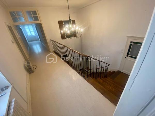« Certaines maisons se visitent. Celle-ci se vit. »

Au cœur d'un village paisible idéalement situé entre Metz et Nancy, découvrez cette magnifique demeure de caractère offrant 362 m² habitables et plus de 500 m² de surface totale, implantée sur un terrain clos et arboré de 1 526 m².

Dès les premiers instants, le charme de l'ancien opère.
Authentique et lumineuse, cette propriété séduit par ses volumes généreux, son cachet préservé et son environnement exceptionnel.

À l'abri des regards, profitez d'un superbe espace extérieur conçu pour la détente : vaste terrasse, piscine, pool house et jardin entièrement clôturé composent un véritable cocon de sérénité où règnent calme et intimité.

La maison offre de très belles prestations avec :

* 10 pièces aux volumes remarquables
* 6 chambres spacieuses
* 3 salles de bain
* 4 toilettes
* Une grande cuisine avec espace repas
* Une entrée majestueuse
* Une buanderie
* Une cave voûtée pleine de charme
* Un grenier aménagé avec encore de belles possibilités d'aménagement
* Un garage

Chaque pièce bénéficie d'une belle luminosité naturelle et d'une atmosphère chaleureuse, faisant de cette demeure un lieu de vie aussi confortable qu'élégant.

Son emplacement privilégié permet de conjuguer parfaitement vie professionnelle et qualité de vie. 

À proximité immédiate de l'autoroute A31, de la gare Lorraine TGV et de l'axe TER Nancy-Luxembourg, vous rejoignez facilement les grands pôles urbains tout en profitant du calme de la campagne au quotidien.

Cette propriété rare s'adresse aux amoureux de belles demeures, de nature et d'authenticité, à la recherche d'un cadre de vie unique où espace, confort et caractère se rencontrent harmonieusement.

Une visite suffit pour tomber sous son charme.

Contactez-nous dès maintenant pour découvrir ce bien d'exception avant qu'il ne soit trop tard.