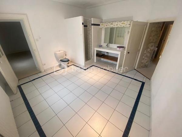 « Certaines maisons se visitent. Celle-ci se vit. »

Au cœur d'un village paisible idéalement situé entre Metz et Nancy, découvrez cette magnifique demeure de caractère offrant 362 m² habitables et plus de 500 m² de surface totale, implantée sur un terrain clos et arboré de 1 526 m².

Dès les premiers instants, le charme de l'ancien opère.
Authentique et lumineuse, cette propriété séduit par ses volumes généreux, son cachet préservé et son environnement exceptionnel.

À l'abri des regards, profitez d'un superbe espace extérieur conçu pour la détente : vaste terrasse, piscine, pool house et jardin entièrement clôturé composent un véritable cocon de sérénité où règnent calme et intimité.

La maison offre de très belles prestations avec :

* 10 pièces aux volumes remarquables
* 6 chambres spacieuses
* 3 salles de bain
* 4 toilettes
* Une grande cuisine avec espace repas
* Une entrée majestueuse
* Une buanderie
* Une cave voûtée pleine de charme
* Un grenier aménagé avec encore de belles possibilités d'aménagement
* Un garage

Chaque pièce bénéficie d'une belle luminosité naturelle et d'une atmosphère chaleureuse, faisant de cette demeure un lieu de vie aussi confortable qu'élégant.

Son emplacement privilégié permet de conjuguer parfaitement vie professionnelle et qualité de vie. 

À proximité immédiate de l'autoroute A31, de la gare Lorraine TGV et de l'axe TER Nancy-Luxembourg, vous rejoignez facilement les grands pôles urbains tout en profitant du calme de la campagne au quotidien.

Cette propriété rare s'adresse aux amoureux de belles demeures, de nature et d'authenticité, à la recherche d'un cadre de vie unique où espace, confort et caractère se rencontrent harmonieusement.

Une visite suffit pour tomber sous son charme.

Contactez-nous dès maintenant pour découvrir ce bien d'exception avant qu'il ne soit trop tard.