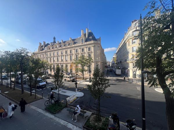 Métro Voltaire / Avenue Parmentier -Face à la Mairie du 11ème arrondissement