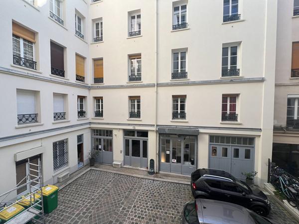 Métro Voltaire / Avenue Parmentier -Face à la Mairie du 11ème arrondissement