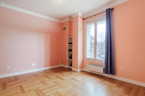 Très au calme, T3/4 de 83 m² baigné de lumière