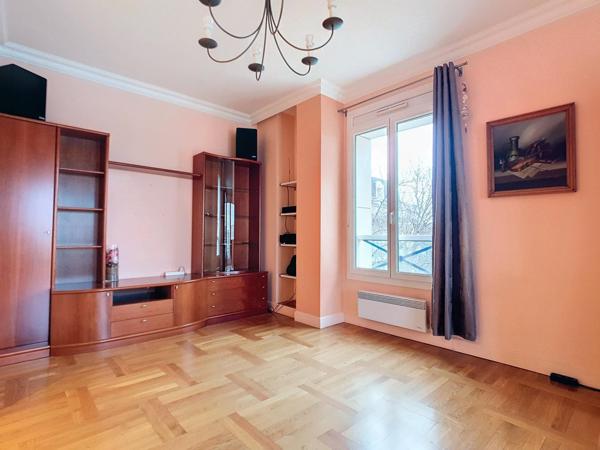 Très au calme, T3/4 de 83 m² baigné de lumière