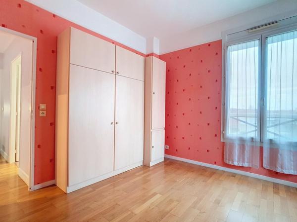 Très au calme, T3/4 de 83 m² baigné de lumière