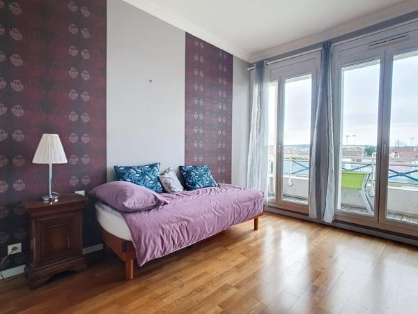 Très au calme, T3/4 de 83 m² baigné de lumière