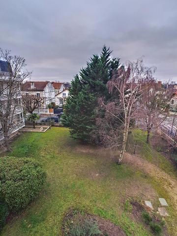 Très au calme, T3/4 de 83 m² baigné de lumière