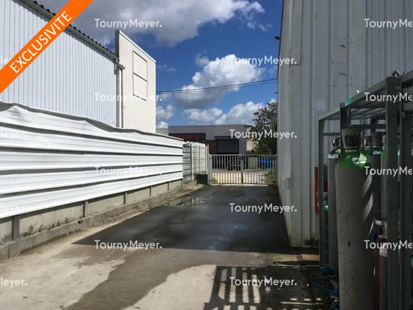 A LOUER BATIMENT D'ACTIVITES DE 466 M² SUR TERRAIN PRIVATIF