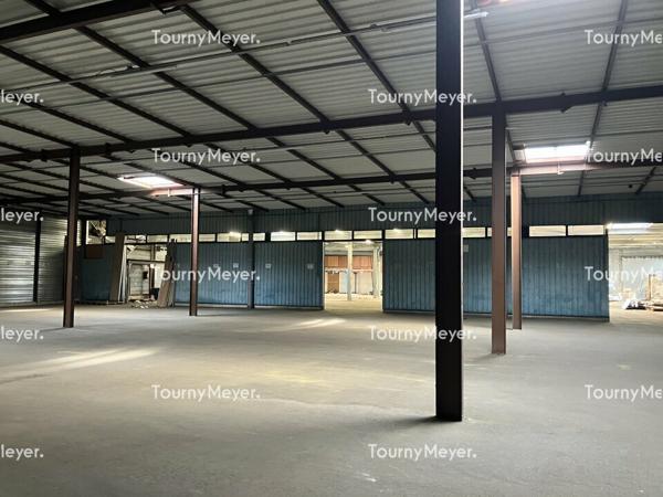 A LOUER-BORDEAUX NORD-BATIMENT INDUSTRIEL DE 2 853 M²-TERRAIN PRIVATIF