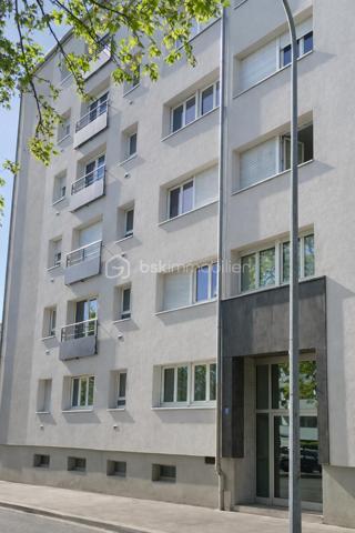 🏡 À vendre – Appartement à Metz

Appartement de 39,70 m², idéalement situé à 7 minutes à pied de la gare, dans un quartier recherché, proche du Muse, du Centre Pompidou et des Arènes.
Accès à l'autoroute rapidement.

Ce bien se compose:
- Un salon / salle à manger lumineux
- Une cuisine fonctionnelle
- Une chambre confortable
- Une salle de bain
- Une cave

Cet appartement offre un cadre de vie pratique et agréable, parfait pour un premier achat ou un investissement locatif.
Façade de l'immeuble refaite en 2015 et commun en début d'année.