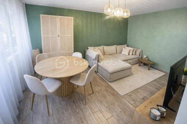 🏡 À vendre – Appartement à Metz

Appartement de 39,70 m², idéalement situé à 7 minutes à pied de la gare, dans un quartier recherché, proche du Muse, du Centre Pompidou et des Arènes.
Accès à l'autoroute rapidement.

Ce bien se compose:
- Un salon / salle à manger lumineux
- Une cuisine fonctionnelle
- Une chambre confortable
- Une salle de bain
- Une cave

Cet appartement offre un cadre de vie pratique et agréable, parfait pour un premier achat ou un investissement locatif.
Façade de l'immeuble refaite en 2015 et commun en début d'année.
