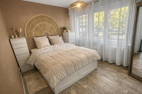 🏡 À vendre – Appartement à Metz

Appartement de 39,70 m², idéalement situé à 7 minutes à pied de la gare, dans un quartier recherché, proche du Muse, du Centre Pompidou et des Arènes.
Accès à l'autoroute rapidement.

Ce bien se compose:
- Un salon / salle à manger lumineux
- Une cuisine fonctionnelle
- Une chambre confortable
- Une salle de bain
- Une cave

Cet appartement offre un cadre de vie pratique et agréable, parfait pour un premier achat ou un investissement locatif.
Façade de l'immeuble refaite en 2015 et commun en début d'année.