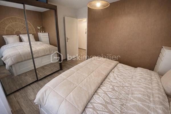🏡 À vendre – Appartement à Metz

Appartement de 39,70 m², idéalement situé à 7 minutes à pied de la gare, dans un quartier recherché, proche du Muse, du Centre Pompidou et des Arènes.
Accès à l'autoroute rapidement.

Ce bien se compose:
- Un salon / salle à manger lumineux
- Une cuisine fonctionnelle
- Une chambre confortable
- Une salle de bain
- Une cave

Cet appartement offre un cadre de vie pratique et agréable, parfait pour un premier achat ou un investissement locatif.
Façade de l'immeuble refaite en 2015 et commun en début d'année.