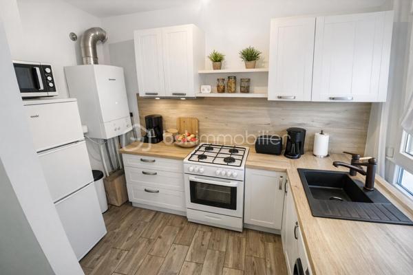 🏡 À vendre – Appartement à Metz

Appartement de 39,70 m², idéalement situé à 7 minutes à pied de la gare, dans un quartier recherché, proche du Muse, du Centre Pompidou et des Arènes.
Accès à l'autoroute rapidement.

Ce bien se compose:
- Un salon / salle à manger lumineux
- Une cuisine fonctionnelle
- Une chambre confortable
- Une salle de bain
- Une cave

Cet appartement offre un cadre de vie pratique et agréable, parfait pour un premier achat ou un investissement locatif.
Façade de l'immeuble refaite en 2015 et commun en début d'année.