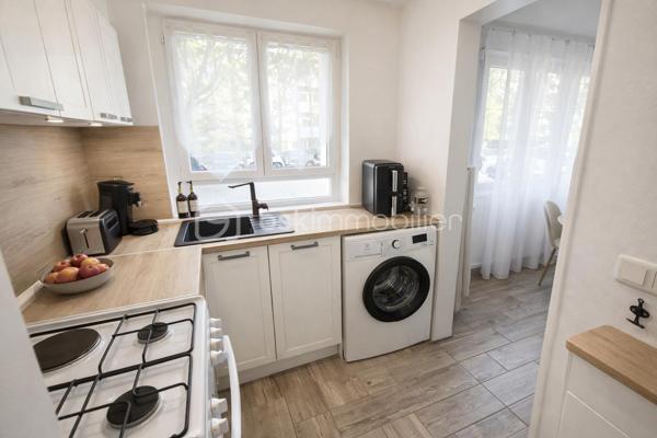 🏡 À vendre – Appartement à Metz

Appartement de 39,70 m², idéalement situé à 7 minutes à pied de la gare, dans un quartier recherché, proche du Muse, du Centre Pompidou et des Arènes.
Accès à l'autoroute rapidement.

Ce bien se compose:
- Un salon / salle à manger lumineux
- Une cuisine fonctionnelle
- Une chambre confortable
- Une salle de bain
- Une cave

Cet appartement offre un cadre de vie pratique et agréable, parfait pour un premier achat ou un investissement locatif.
Façade de l'immeuble refaite en 2015 et commun en début d'année.