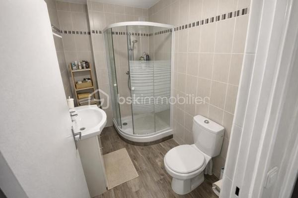 🏡 À vendre – Appartement à Metz

Appartement de 39,70 m², idéalement situé à 7 minutes à pied de la gare, dans un quartier recherché, proche du Muse, du Centre Pompidou et des Arènes.
Accès à l'autoroute rapidement.

Ce bien se compose:
- Un salon / salle à manger lumineux
- Une cuisine fonctionnelle
- Une chambre confortable
- Une salle de bain
- Une cave

Cet appartement offre un cadre de vie pratique et agréable, parfait pour un premier achat ou un investissement locatif.
Façade de l'immeuble refaite en 2015 et commun en début d'année.
