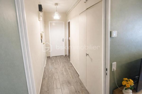 🏡 À vendre – Appartement à Metz

Appartement de 39,70 m², idéalement situé à 7 minutes à pied de la gare, dans un quartier recherché, proche du Muse, du Centre Pompidou et des Arènes.
Accès à l'autoroute rapidement.

Ce bien se compose:
- Un salon / salle à manger lumineux
- Une cuisine fonctionnelle
- Une chambre confortable
- Une salle de bain
- Une cave

Cet appartement offre un cadre de vie pratique et agréable, parfait pour un premier achat ou un investissement locatif.
Façade de l'immeuble refaite en 2015 et commun en début d'année.