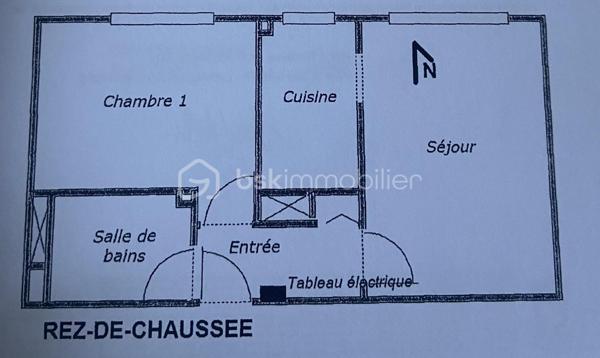 🏡 À vendre – Appartement à Metz

Appartement de 39,70 m², idéalement situé à 7 minutes à pied de la gare, dans un quartier recherché, proche du Muse, du Centre Pompidou et des Arènes.
Accès à l'autoroute rapidement.

Ce bien se compose:
- Un salon / salle à manger lumineux
- Une cuisine fonctionnelle
- Une chambre confortable
- Une salle de bain
- Une cave

Cet appartement offre un cadre de vie pratique et agréable, parfait pour un premier achat ou un investissement locatif.
Façade de l'immeuble refaite en 2015 et commun en début d'année.