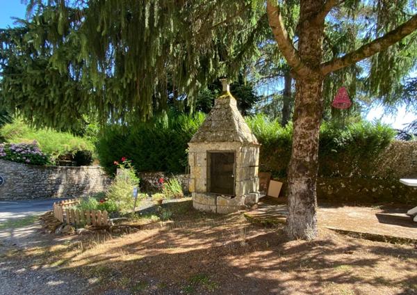 Charras - Maison 131 m² avec grange située sur une impasse