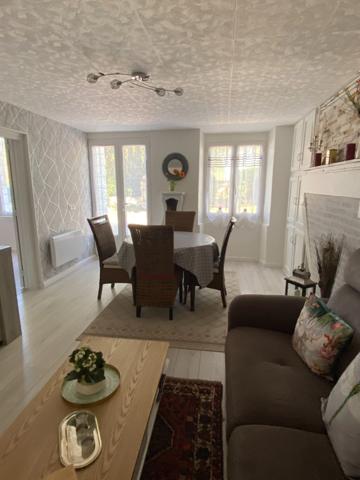 Charras - Maison 131 m² avec grange située sur une impasse