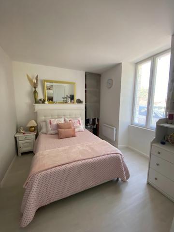 Charras - Maison 131 m² avec grange située sur une impasse