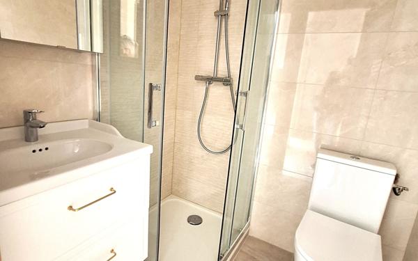 Immeuble à vendre    7 pièces • 123 m2 Saint-Laurent-du-Var