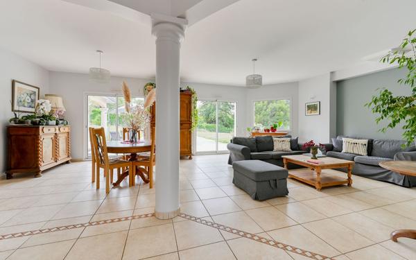 Saint Cyr au Mont d'Or - Maison familiale avec vue dégagée, au calme, grand terrain et sous-sol complet