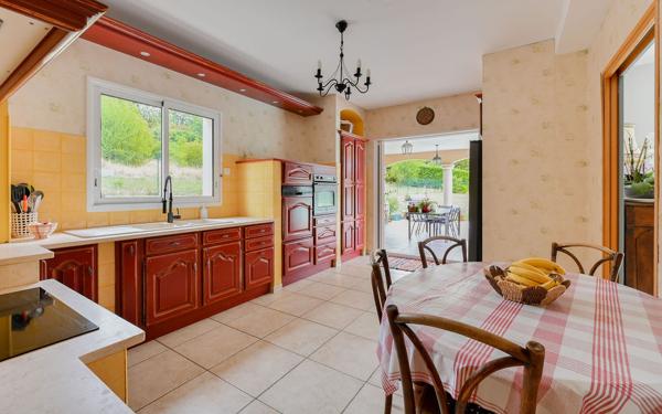 Saint Cyr au Mont d'Or - Maison familiale avec vue dégagée, au calme, grand terrain et sous-sol complet