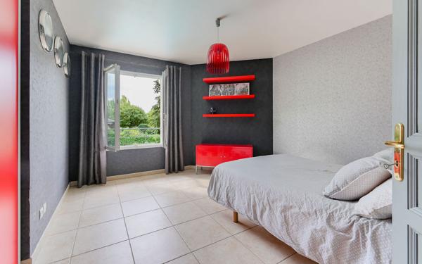 Saint Cyr au Mont d'Or - Maison familiale avec vue dégagée, au calme, grand terrain et sous-sol complet