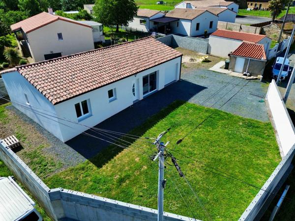 MOUTIERS SUR LAY 85 AU CALME VILLA PLAIN PIED GRAND CONFORT 3 CHAMBRES AVEC DEPENDANCES SUR 620M² CLOS
