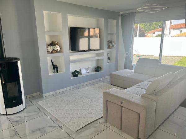 MOUTIERS SUR LAY 85 AU CALME VILLA PLAIN PIED GRAND CONFORT 3 CHAMBRES AVEC DEPENDANCES SUR 620M² CLOS