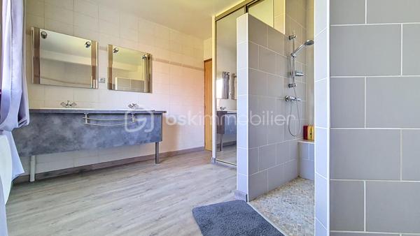 Dans un environnement calme, villa 4 faces de 155 m2 exposée plein sud, composée en RDC d'une entrée avec placards, cuisine indépendante, salon/séjour lumineux avec cheminée, 2 chambres, bureau, salle d'eau avec wc et wc indépendant.
A l'étage: grand palier desservant 2 chambres, salle d'eau, wc indépendant.
A l'extérieur, vous profiterez d'un agréable terrain arboré de 2505 m2 offrant 2 grandes terrasses, une piscine et une cuisine d'été.
Vous disposerez également d'un garage, d'une dépendance, d'un abri voitures, d'un abri bois ainsi que d'un potager.

Les atouts: - Maison bien entretenue
                   - double vitrage
                   - gainable et cheminée
                   - nombreux rangements
                   - terrain arboré avec canal d'arrosage et réseau sous pression
                   - vue imprenable sur le Canigou
