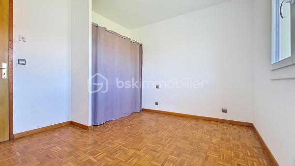 Dans un environnement calme, villa 4 faces de 155 m2 exposée plein sud, composée en RDC d'une entrée avec placards, cuisine indépendante, salon/séjour lumineux avec cheminée, 2 chambres, bureau, salle d'eau avec wc et wc indépendant.
A l'étage: grand palier desservant 2 chambres, salle d'eau, wc indépendant.
A l'extérieur, vous profiterez d'un agréable terrain arboré de 2505 m2 offrant 2 grandes terrasses, une piscine et une cuisine d'été.
Vous disposerez également d'un garage, d'une dépendance, d'un abri voitures, d'un abri bois ainsi que d'un potager.

Les atouts: - Maison bien entretenue
                   - double vitrage
                   - gainable et cheminée
                   - nombreux rangements
                   - terrain arboré avec canal d'arrosage et réseau sous pression
                   - vue imprenable sur le Canigou