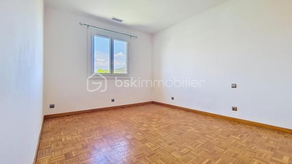 Dans un environnement calme, villa 4 faces de 155 m2 exposée plein sud, composée en RDC d'une entrée avec placards, cuisine indépendante, salon/séjour lumineux avec cheminée, 2 chambres, bureau, salle d'eau avec wc et wc indépendant.
A l'étage: grand palier desservant 2 chambres, salle d'eau, wc indépendant.
A l'extérieur, vous profiterez d'un agréable terrain arboré de 2505 m2 offrant 2 grandes terrasses, une piscine et une cuisine d'été.
Vous disposerez également d'un garage, d'une dépendance, d'un abri voitures, d'un abri bois ainsi que d'un potager.

Les atouts: - Maison bien entretenue
                   - double vitrage
                   - gainable et cheminée
                   - nombreux rangements
                   - terrain arboré avec canal d'arrosage et réseau sous pression
                   - vue imprenable sur le Canigou