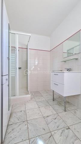Dans un environnement calme, villa 4 faces de 155 m2 exposée plein sud, composée en RDC d'une entrée avec placards, cuisine indépendante, salon/séjour lumineux avec cheminée, 2 chambres, bureau, salle d'eau avec wc et wc indépendant.
A l'étage: grand palier desservant 2 chambres, salle d'eau, wc indépendant.
A l'extérieur, vous profiterez d'un agréable terrain arboré de 2505 m2 offrant 2 grandes terrasses, une piscine et une cuisine d'été.
Vous disposerez également d'un garage, d'une dépendance, d'un abri voitures, d'un abri bois ainsi que d'un potager.

Les atouts: - Maison bien entretenue
                   - double vitrage
                   - gainable et cheminée
                   - nombreux rangements
                   - terrain arboré avec canal d'arrosage et réseau sous pression
                   - vue imprenable sur le Canigou