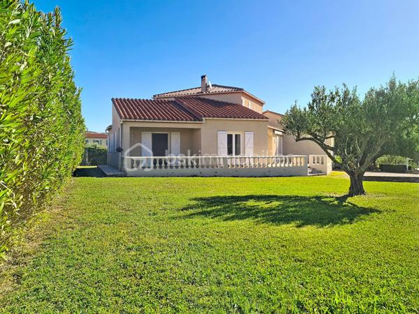Dans un environnement calme, villa 4 faces de 155 m2 exposée plein sud, composée en RDC d'une entrée avec placards, cuisine indépendante, salon/séjour lumineux avec cheminée, 2 chambres, bureau, salle d'eau avec wc et wc indépendant.
A l'étage: grand palier desservant 2 chambres, salle d'eau, wc indépendant.
A l'extérieur, vous profiterez d'un agréable terrain arboré de 2505 m2 offrant 2 grandes terrasses, une piscine et une cuisine d'été.
Vous disposerez également d'un garage, d'une dépendance, d'un abri voitures, d'un abri bois ainsi que d'un potager.

Les atouts: - Maison bien entretenue
                   - double vitrage
                   - gainable et cheminée
                   - nombreux rangements
                   - terrain arboré avec canal d'arrosage et réseau sous pression
                   - vue imprenable sur le Canigou
