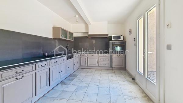 Dans un environnement calme, villa 4 faces de 155 m2 exposée plein sud, composée en RDC d'une entrée avec placards, cuisine indépendante, salon/séjour lumineux avec cheminée, 2 chambres, bureau, salle d'eau avec wc et wc indépendant.
A l'étage: grand palier desservant 2 chambres, salle d'eau, wc indépendant.
A l'extérieur, vous profiterez d'un agréable terrain arboré de 2505 m2 offrant 2 grandes terrasses, une piscine et une cuisine d'été.
Vous disposerez également d'un garage, d'une dépendance, d'un abri voitures, d'un abri bois ainsi que d'un potager.

Les atouts: - Maison bien entretenue
                   - double vitrage
                   - gainable et cheminée
                   - nombreux rangements
                   - terrain arboré avec canal d'arrosage et réseau sous pression
                   - vue imprenable sur le Canigou